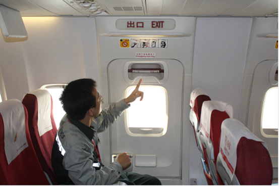 器,地板应急灯/灯罩(红色带箭头),应急出口处的座椅靠背和靠背小桌板